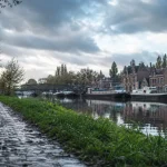 Balade autour de Lille sans voiture le long de la Deûle, passerelle et berges