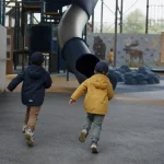 Lille enfant : parc indoor couvert sous la pluie, enfants jouant